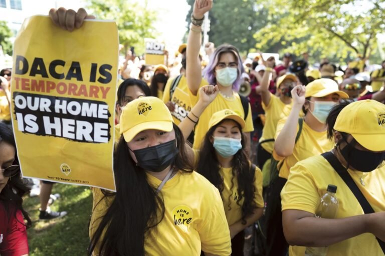 Fallo de juez sobre DACA “pone en peligro cruelmente” a millones de inmigrantes, aseguran defensores de NY
