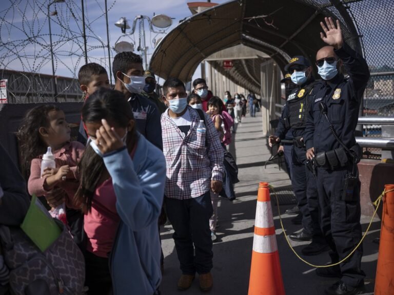 Cortes de inmigración rechazan más de 63 mil casos en 2022 tras error de Departamento de Seguridad Nacional