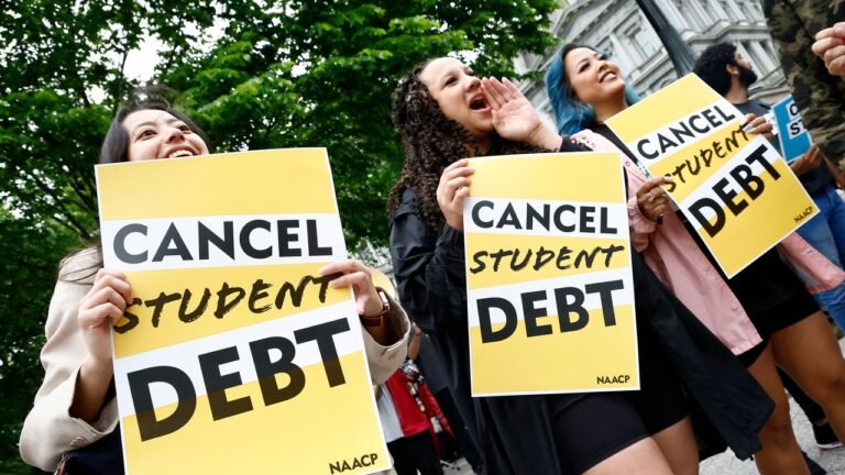Ley elimina cobro adicional sobre deudas estudiantiles pendientes