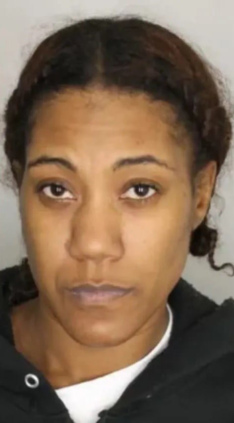 Mujer que apuñaló fatalmente a su novio liberada de prisión bajo nueva ley estatal