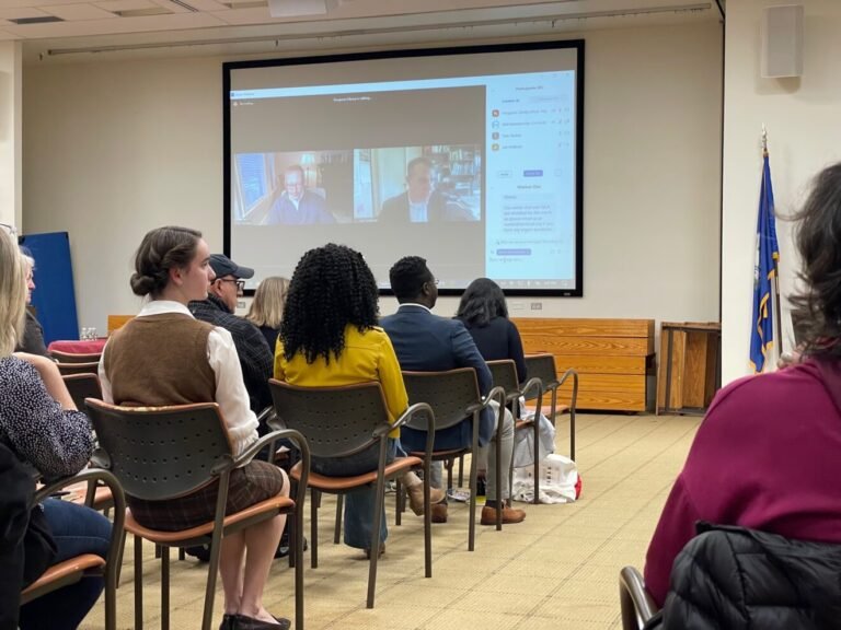 Padres hispanos piden mejores oportunidades para niños en escuelas, en mesa redonda