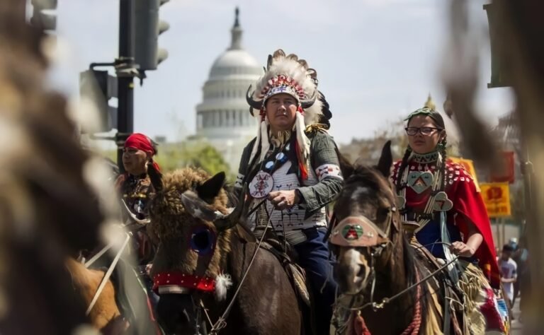 Proclaman Día de los Pueblos Indígenas para honrar a nativos americanos para contrarrestar el Dia de la Raza