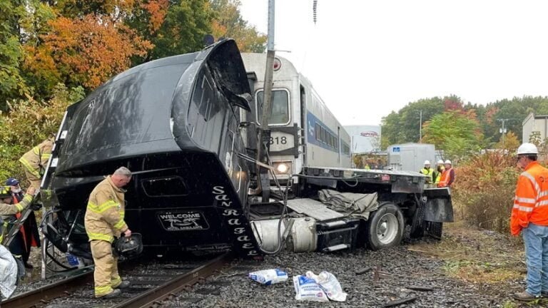 Tren impacta con tractor
