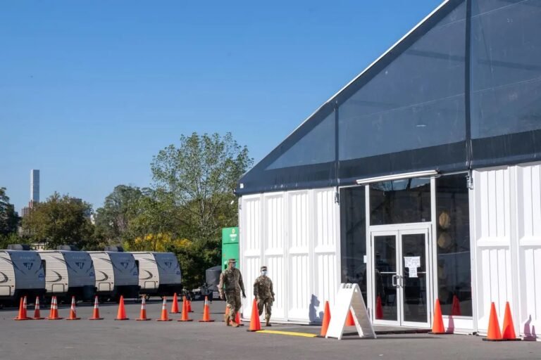 Tres grandes carpas en una isla de NY listas para acoger inmigrantes   