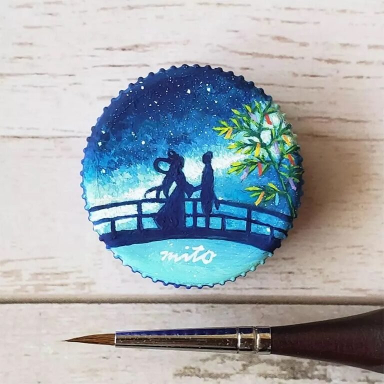 La artista japonesa que crea obras de arte en las tapas de las botellas