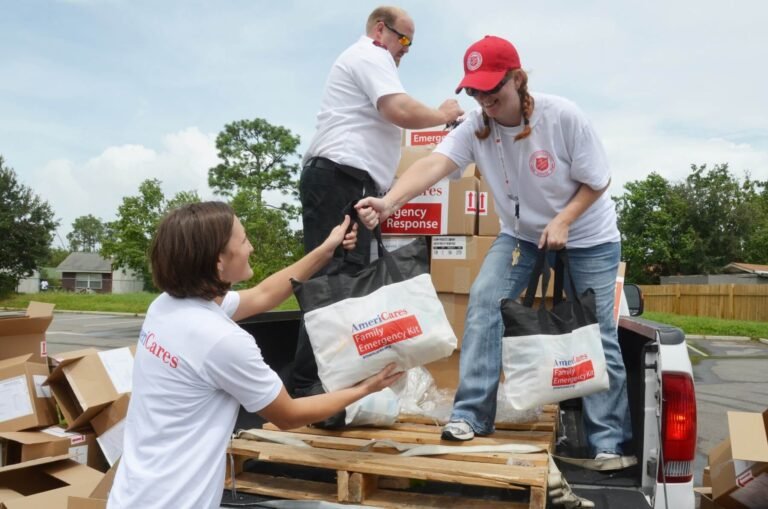 Voluntarios de CT ayudan con los esfuerzos de socorro tras el paso del huracán Ian en Florida