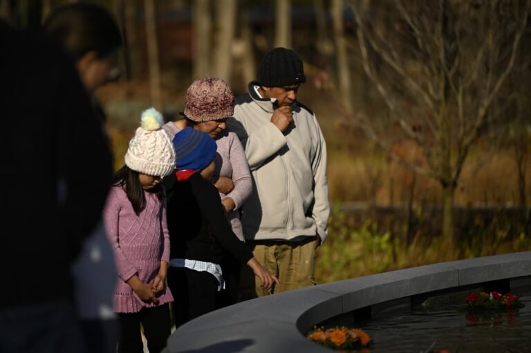 Abren monumento dedicado a víctimas de tragedia de Sandy Hook, tras cumplirse 10 años del tiroteo