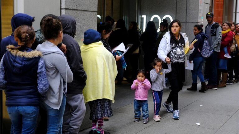 Beneficios para inmigrantes no se verán afectados por nueva regulación de carga pública