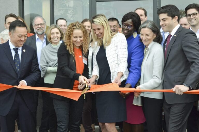 Con nuevos programas B1C inaugura centro comunitario