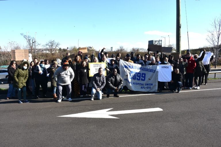 Empleados del Hospital de Norwalk protestan para pedir un contrato más justo