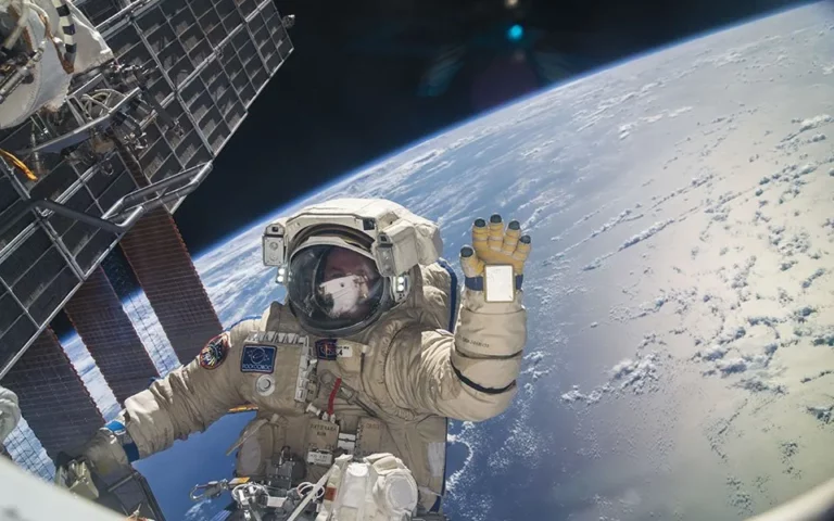 La estafa más loca de la galaxia: una mujer le pagó 30 mil  dólares a un falso astronauta para que volviera a la Tierra
