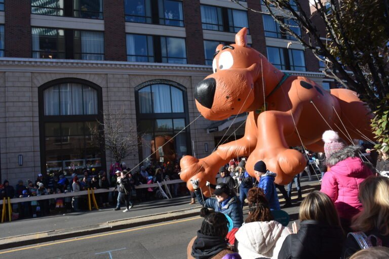 El frío no apaga alegría de desfile de globos
