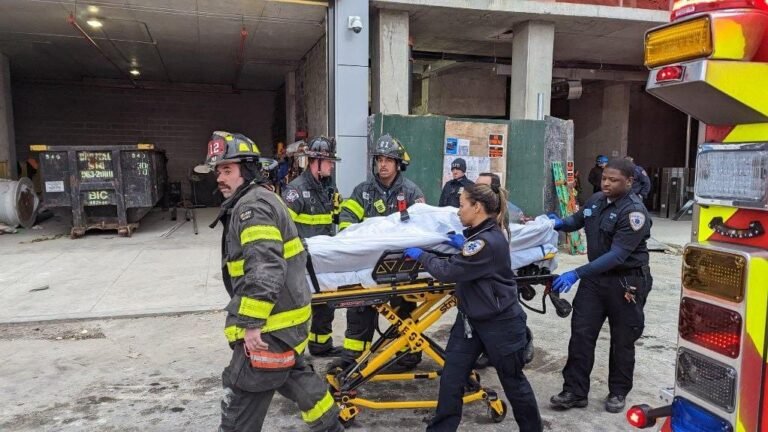 Socorristas rescatan a tres trabajadores lesionados en sitio de construcción