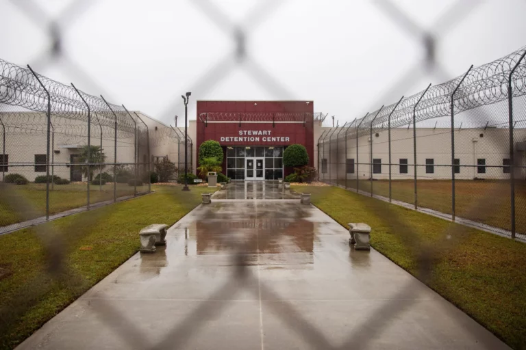 Inmigrantes detenidos en centros enfrentan riesgo de covid como al inicio de la pandemia