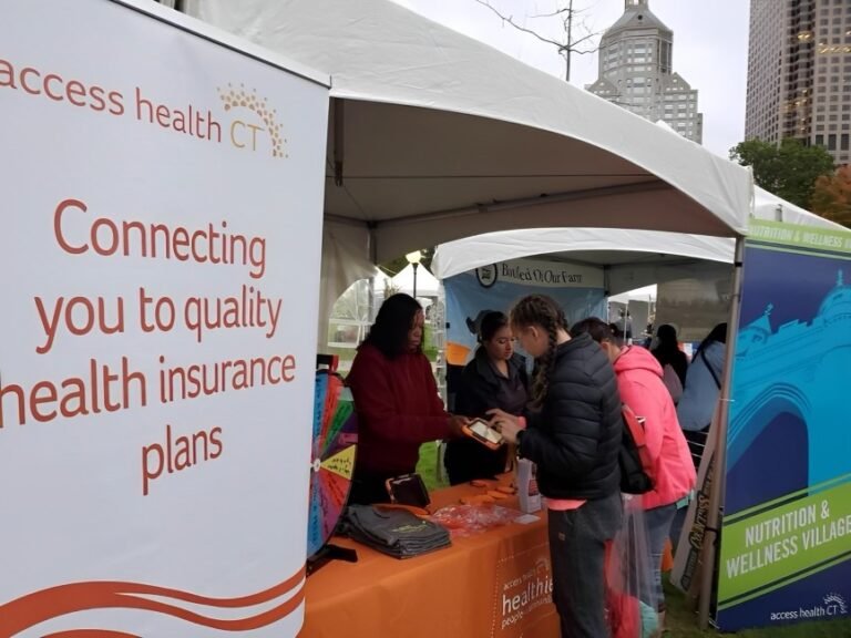 Ayuda gratuita en persona para inscribirse en cobertura de salud, a través de Access Health CT