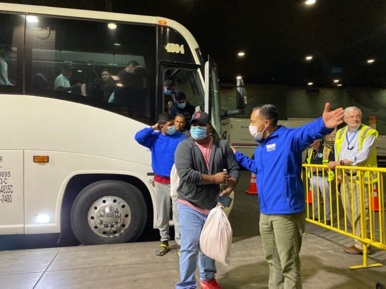 Envían más buses con decenas de inmigrantes a NY, tras aplazamiento de final del Título 42