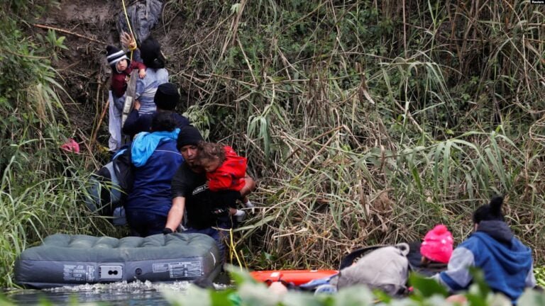 Decenas de miles de inmigrantes esperan a que se restaure el asilo en EEUU