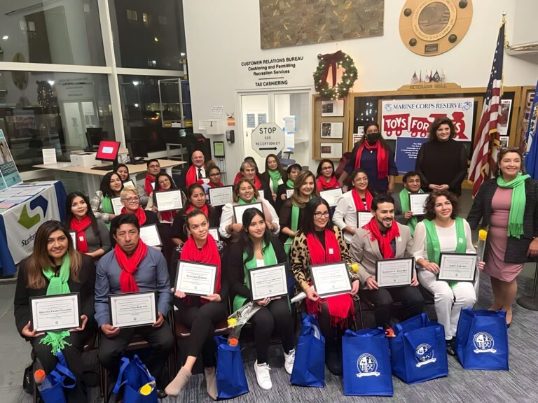Padres hispanos se gradúan de programa de liderazgo