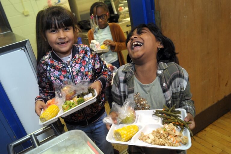 Padres y autoridades escolares preocupados por finalización de almuerzos escolares gratuitos