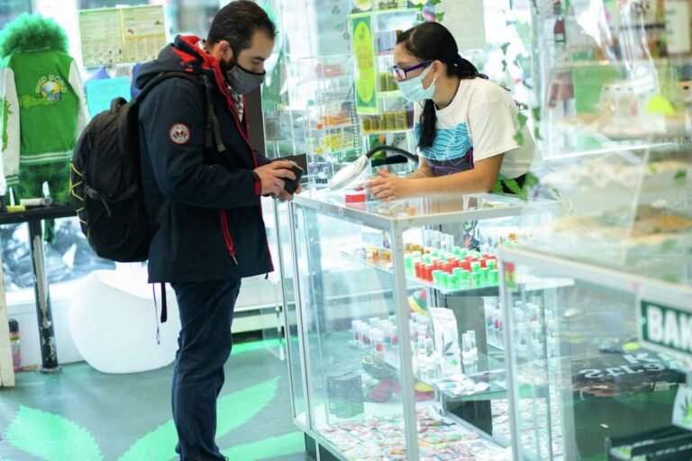 Comienza venta legal de marihuana recreativa