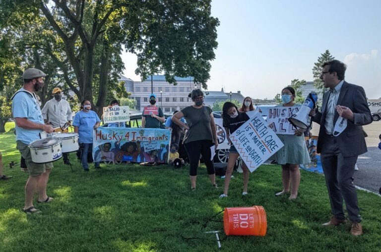 Defensores de indocumentados continúan presionando por Medicaid