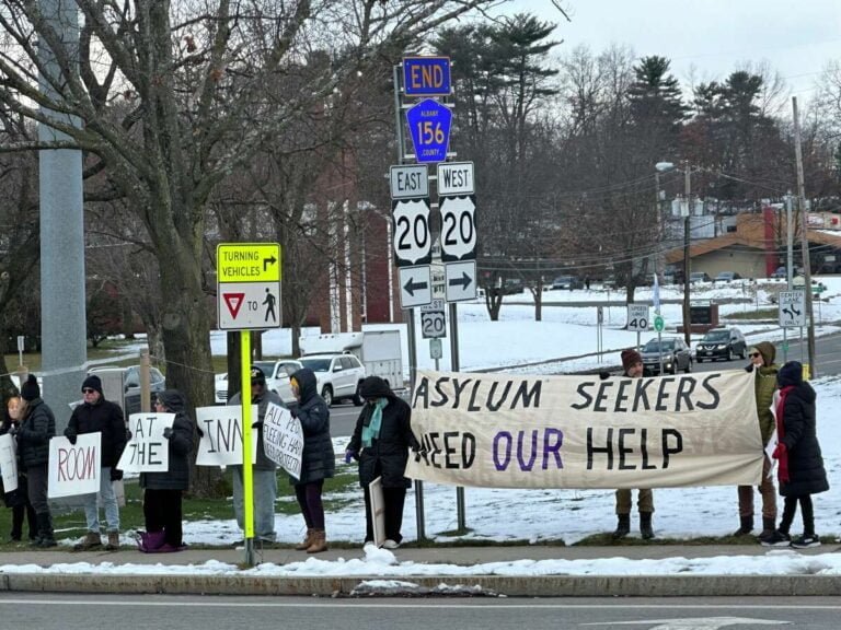 Defensores de inmigrantes piden asistencia legal y expansiones de Medicaid