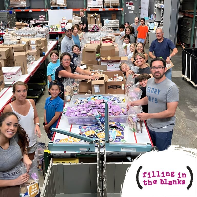 Filling In The Blanks, una organización que brinda comida a estudiantes de edad escolar los fines de semana