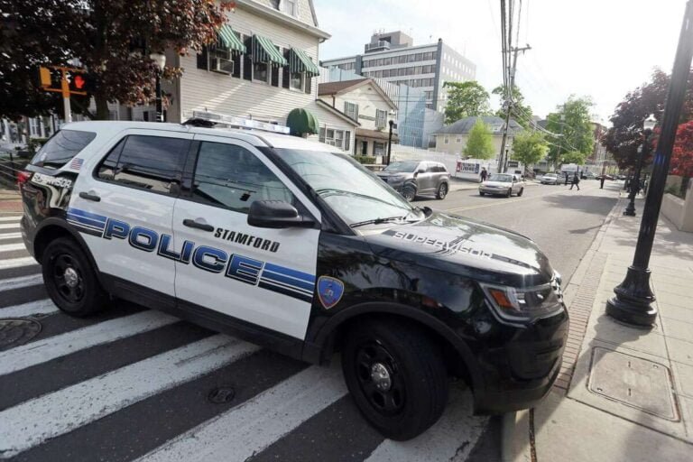 Mujer herida de bala y hombre apuñalado durante pelea callejera