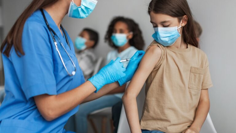 Proyecto de ley permitiría a niños mayores de 12 años tomar la decisión de vacunarse en CT