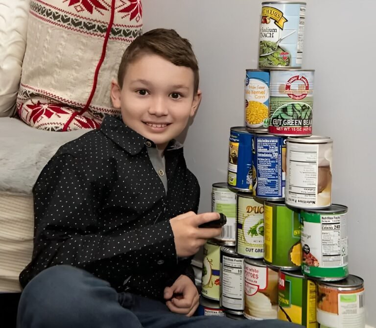 Un niño de 10 años bate el récord mundial de apilamiento de latas