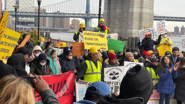 Trabajadores excluidos empujan por programa de desempleo