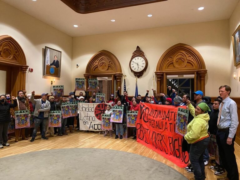 Trabajadores inmigrantes protestan por presunto robo de salarios