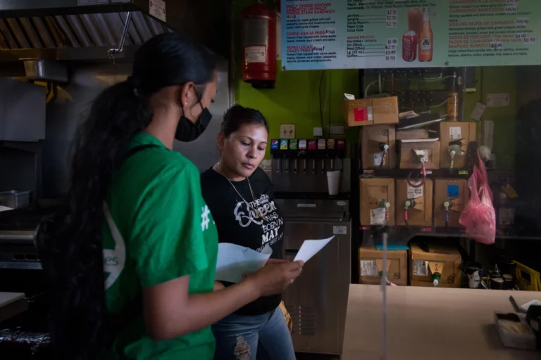 Adolescentes latinos se entrenan para educar sobre las vacunas contra COVID-19