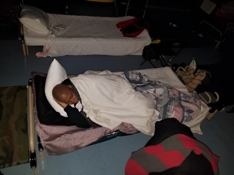 Alcalde duerme en refugio para migrantes ante polémica por condiciones de las instalaciones