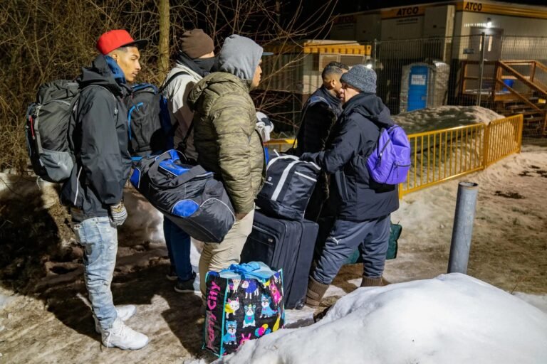 Cientos de inmigrantes dejan NY a diario por un paso “ilegal” a Canadá