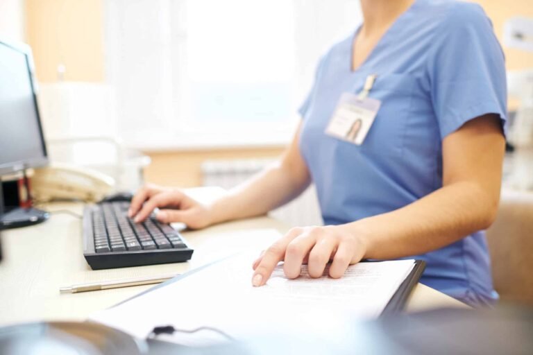 Enfermeros de NY que asistieron a siete escuelas de Florida podrían perder licencias