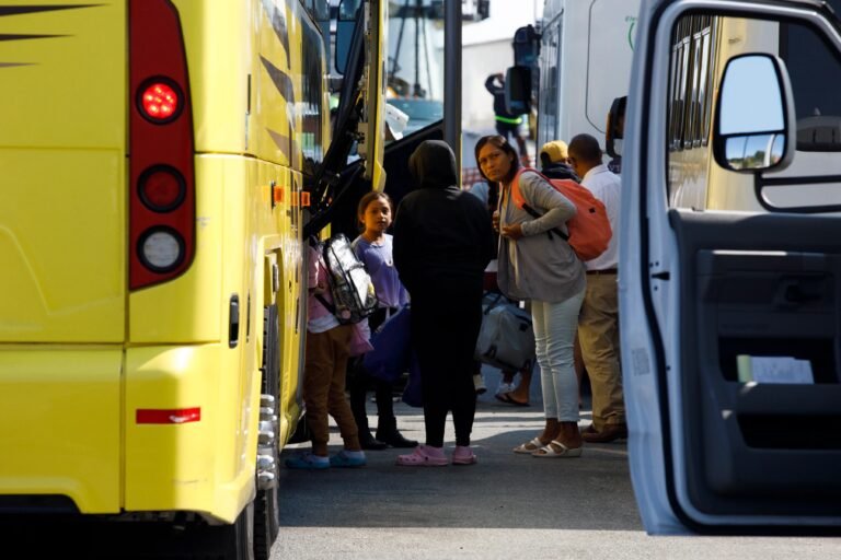 Cada vez más estadounidenses quieren que se restrinja llegada de inmigrantes, según encuesta