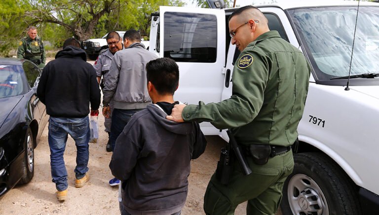 Cinco cambios de nuevo plan que afectarían a migrantes que solicitan asilo