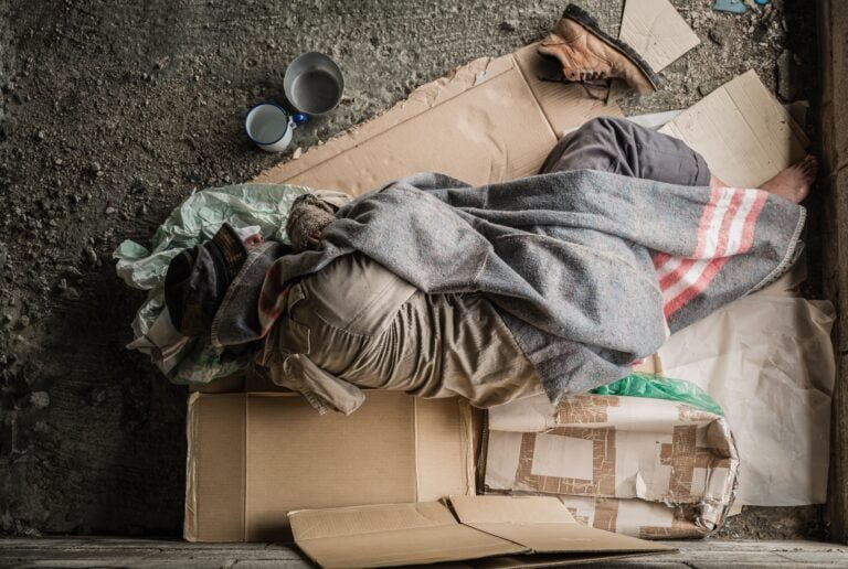 Legislación financiaría programas que abordan la falta de vivienda