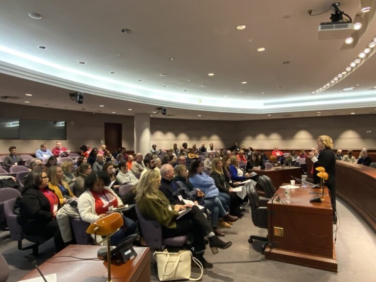 Lucha por el gasto escolar comienza con una extensa audiencia pública