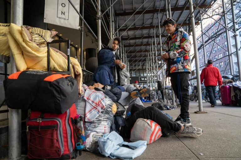 Migrantes rechazan nuevo refugio en terminal de cruceros de Brooklyn