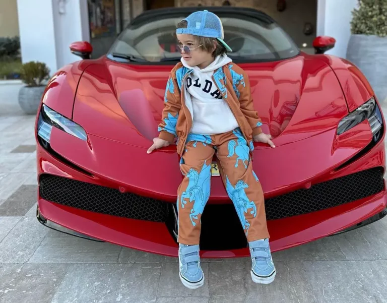 Tiene apenas 3 años y ya es un asombroso piloto de supercoches