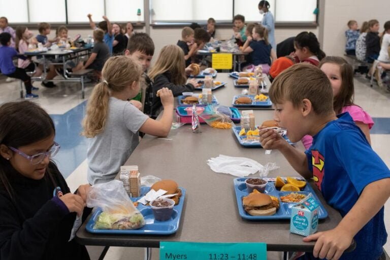 Niños de CT recibirán comidas gratuitas por el resto del año