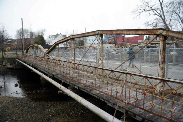 Prohíben a peatones cruzar puente de la West Main Street