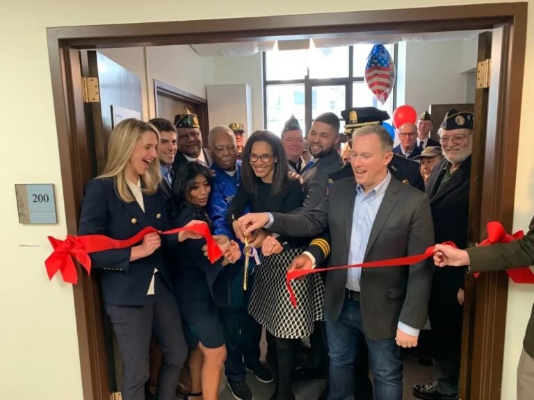Stamford inaugura nuevo centro de recursos para veteranos