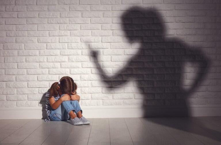 Tasas de maltrato infantil son el doble del promedio nacional, según informe financiado por Departamento de Justicia