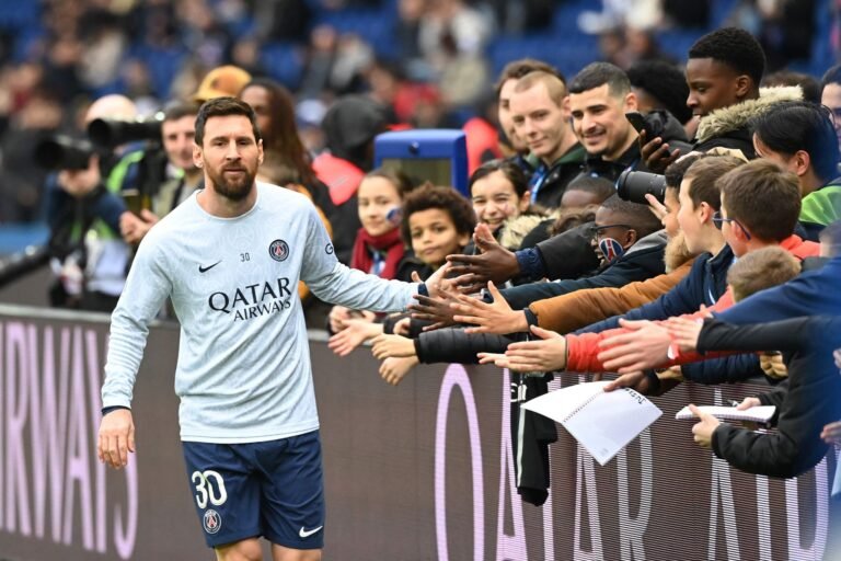 Lionel Messi negocia con PSG, pero su futuro está en el aire