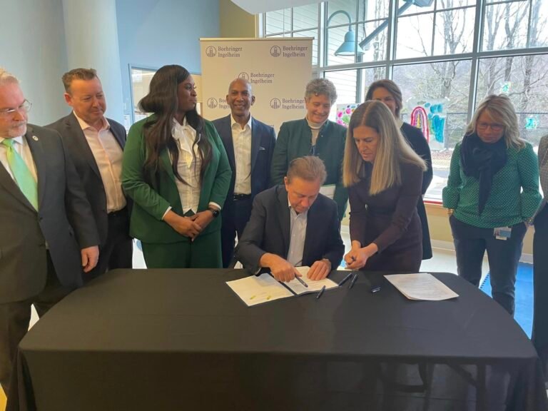 Gobernador firma orden ejecutiva que da luz verde a panel de cuidado infantil