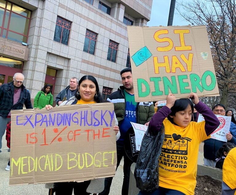 Inmigrantes y defensores del cuidado de la salud exigen que CT “invierta en nuestra salud”