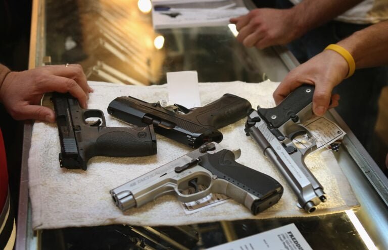 Legisladores avanzan en proyectos de control de armas
